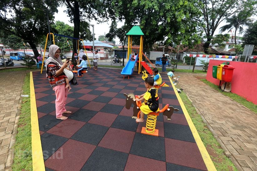 Melihat Keceriaan Anak-Anak Bermain di RPTRA - Bagian 4