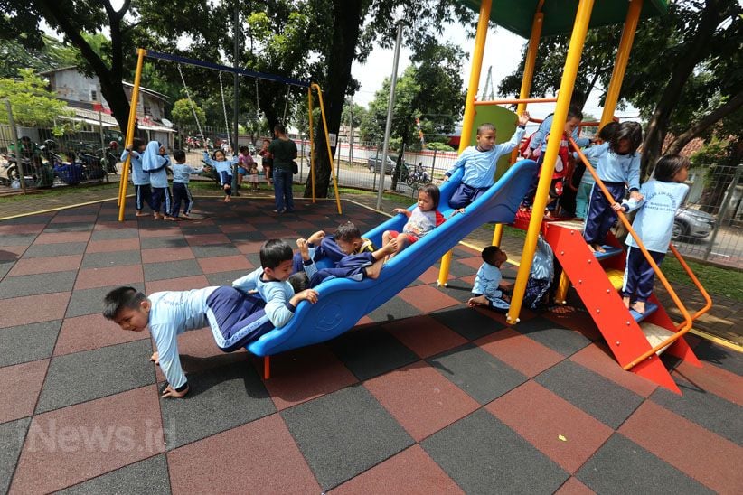 Melihat Keceriaan Anak-Anak Bermain di RPTRA - Bagian 3