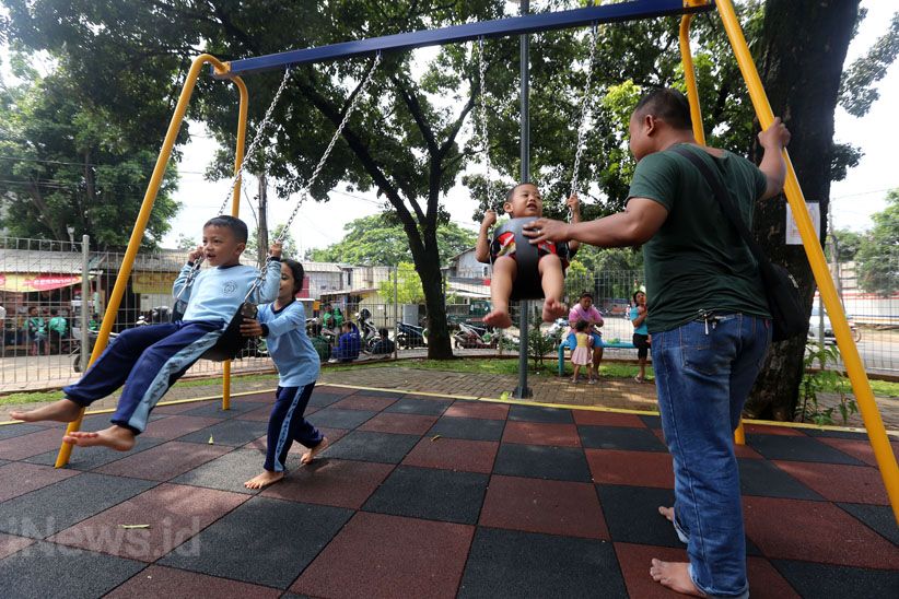 Melihat Keceriaan Anak-Anak Bermain di RPTRA - Bagian 2