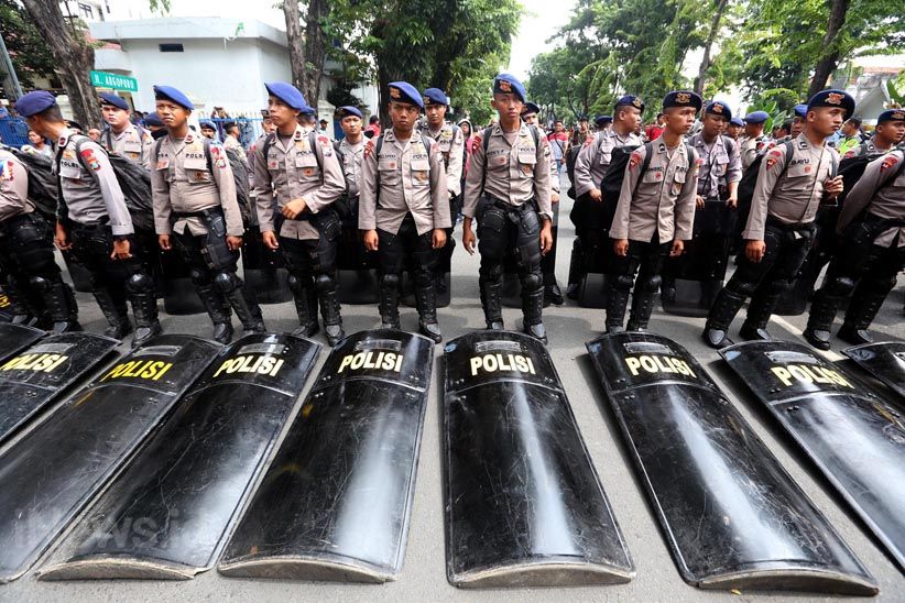 Hindari Bentrok Massa Bonek dan PSHT, Polisi Jaga Ketat PN Surabaya - Bagian 1