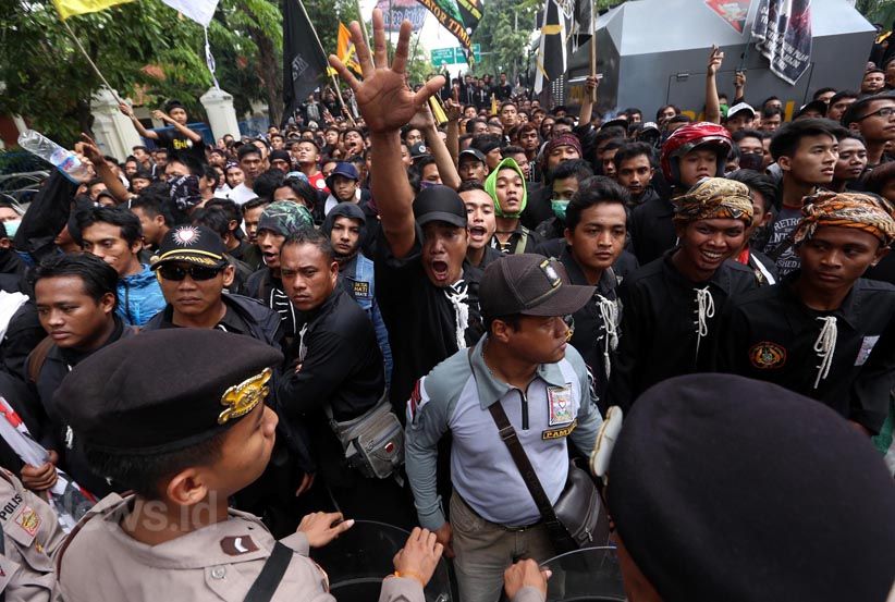 Hindari Bentrok Massa Bonek dan PSHT, Polisi Jaga Ketat PN Surabaya - Bagian 5