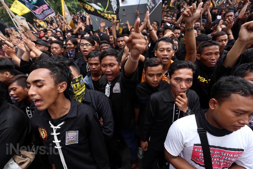 Hindari Bentrok Massa Bonek dan PSHT, Polisi Jaga Ketat PN Surabaya - Bagian 6