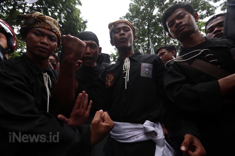 Hindari Bentrok Massa Bonek dan PSHT, Polisi Jaga Ketat PN Surabaya - Bagian 7