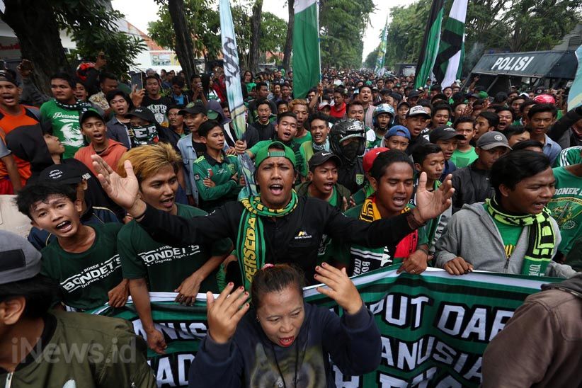 Hindari Bentrok Massa Bonek dan PSHT, Polisi Jaga Ketat PN Surabaya - Bagian 3