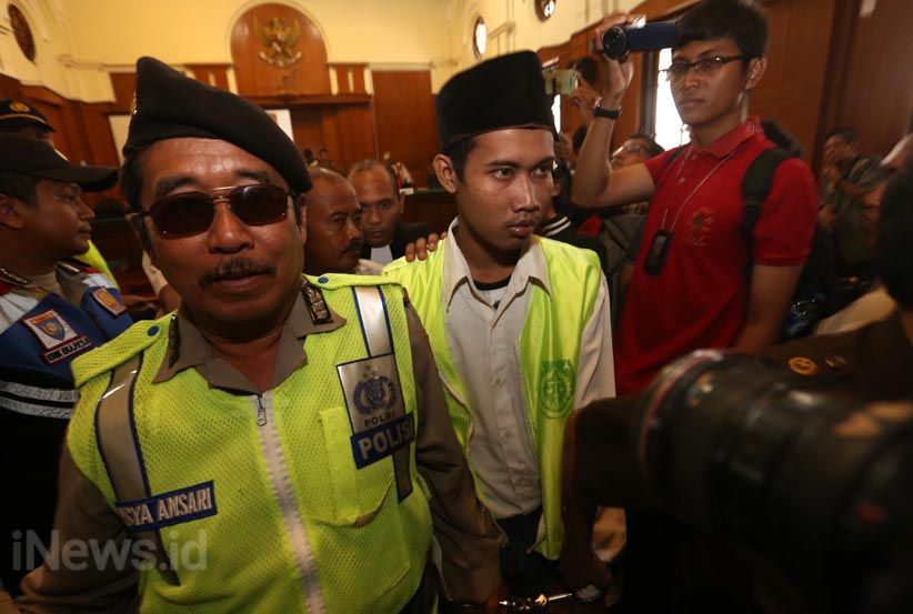 Hindari Bentrok Massa Bonek dan PSHT, Polisi Jaga Ketat PN Surabaya - Bagian 9