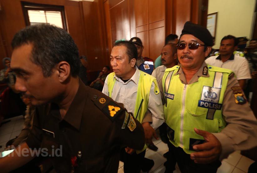 Hindari Bentrok Massa Bonek dan PSHT, Polisi Jaga Ketat PN Surabaya - Bagian 8