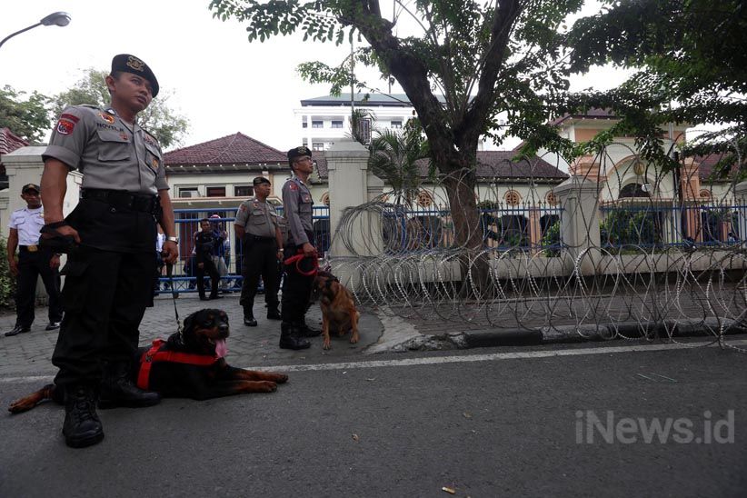 Hindari Bentrok Massa Bonek dan PSHT, Polisi Jaga Ketat PN Surabaya - Bagian 2
