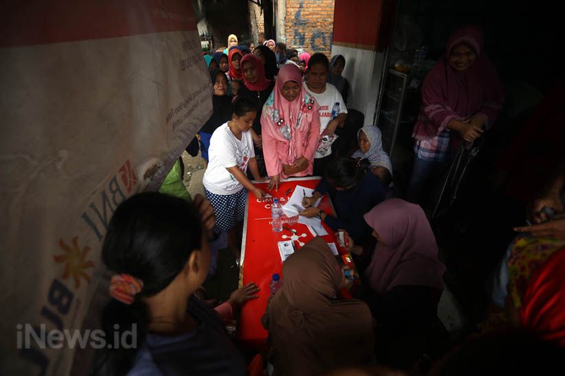 Warga Penggilingan Belanja Sembako dengan KKS - Bagian 3