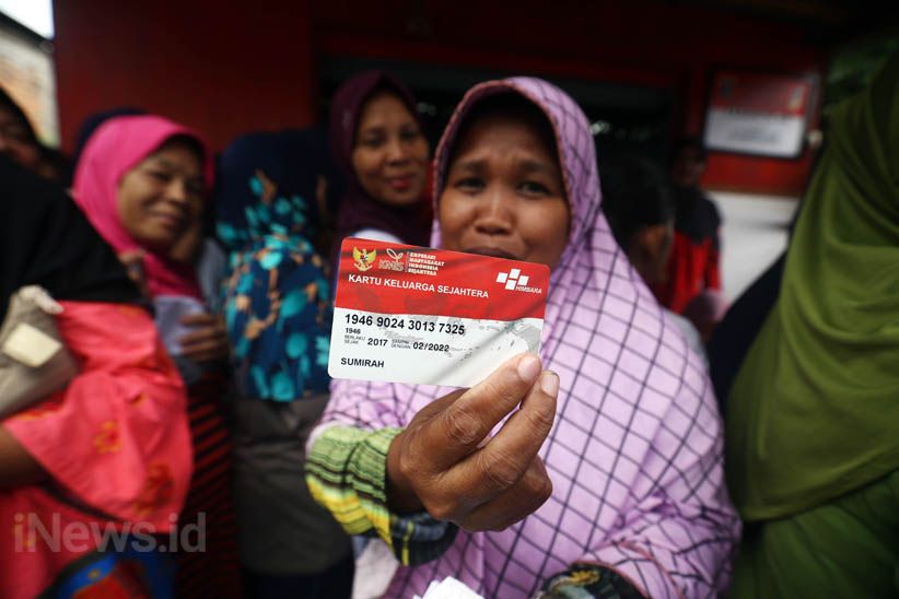 Warga Penggilingan Belanja Sembako dengan KKS - Bagian 7