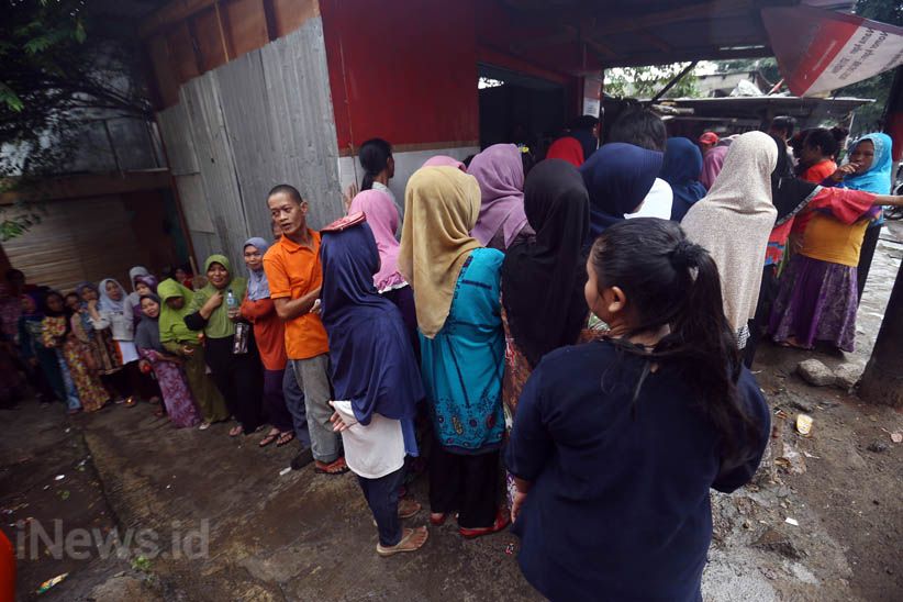 Warga Penggilingan Belanja Sembako dengan KKS - Bagian 6