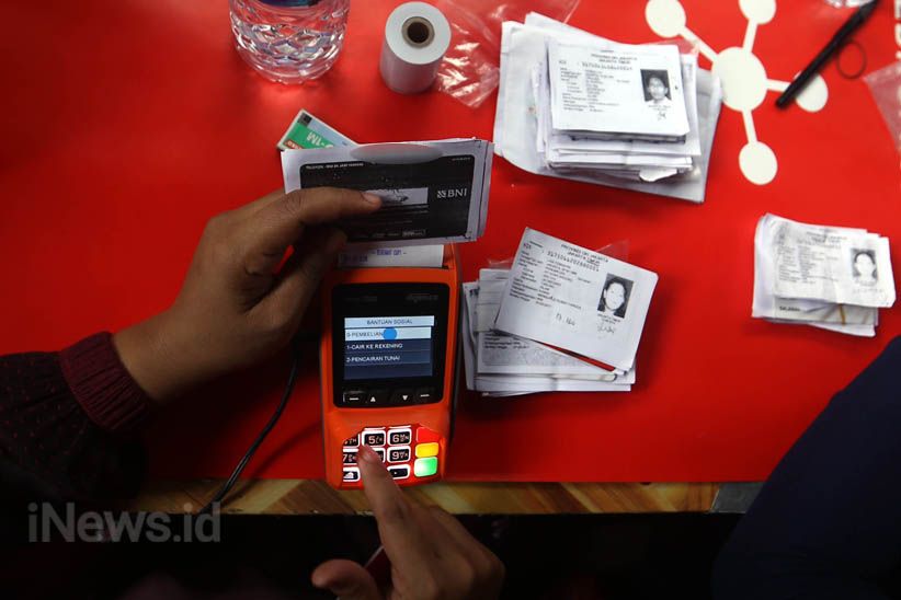 Warga Penggilingan Belanja Sembako dengan KKS - Bagian 5