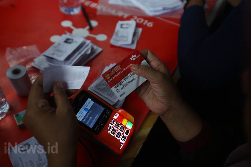 Warga Penggilingan Belanja Sembako dengan KKS - Bagian 4