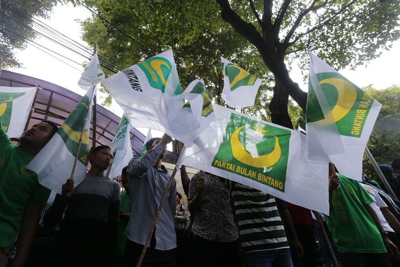 Merasa Dizalimi, Ratusan Massa PBB Geruduk KPU - Bagian 1