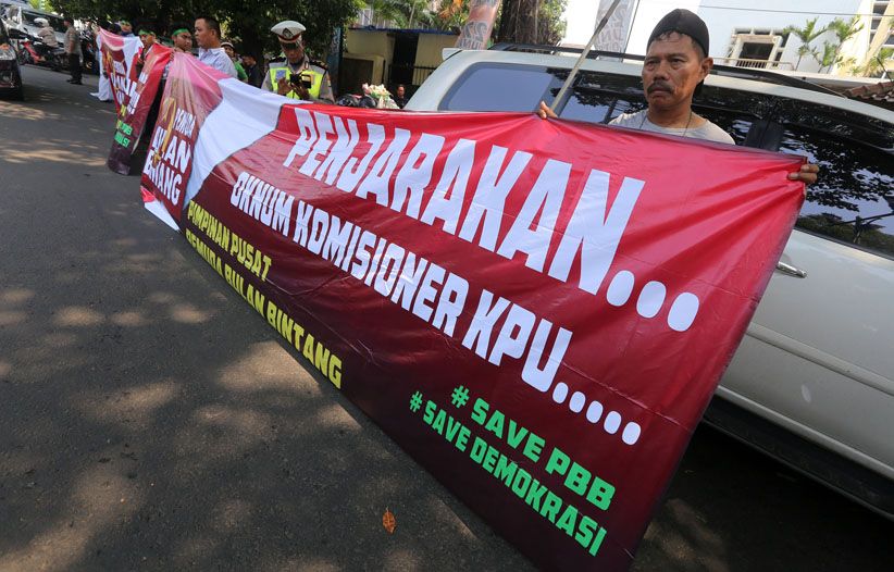 Merasa Dizalimi, Ratusan Massa PBB Geruduk KPU - Bagian 4