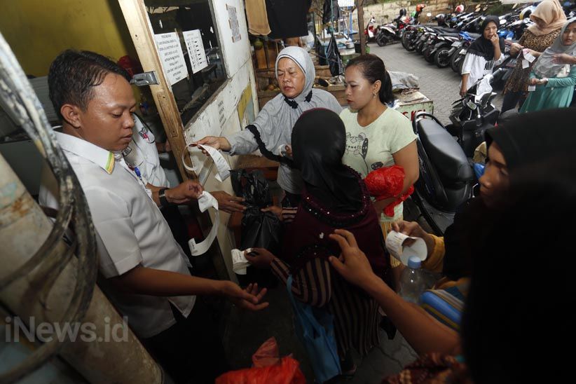 PD Pasar Jaya Salurkan Sembako Murah ke Pemegang KJP - Bagian 2