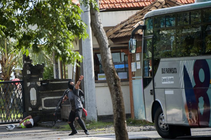 Polisi Lumpuhkan Teroris di Pelabuhan Benoa - Bagian 4