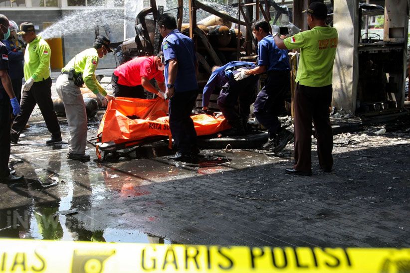 Korban Tewas Kebakaran SPBU Sidoarjo Dievakuasi - Bagian 2