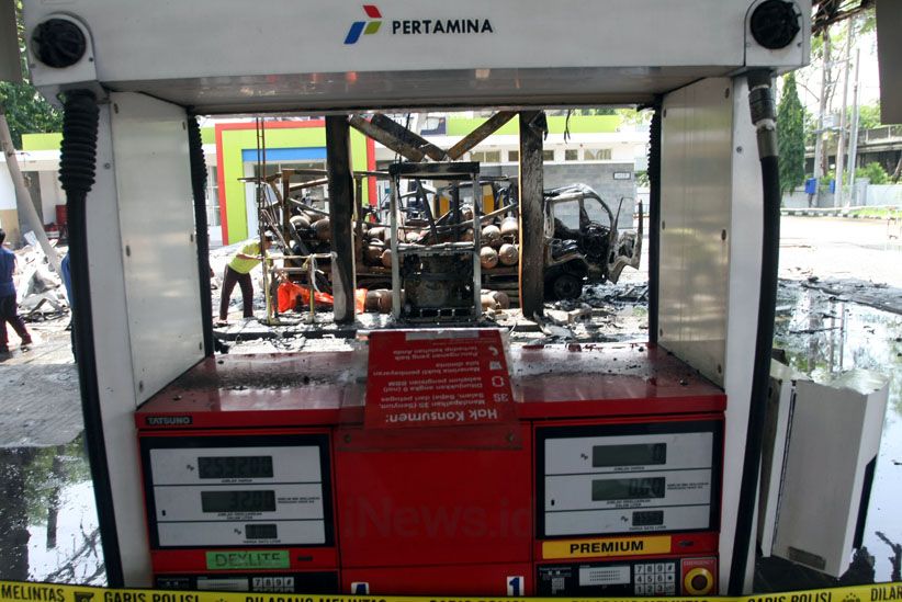 Korban Tewas Kebakaran SPBU Sidoarjo Dievakuasi - Bagian 1