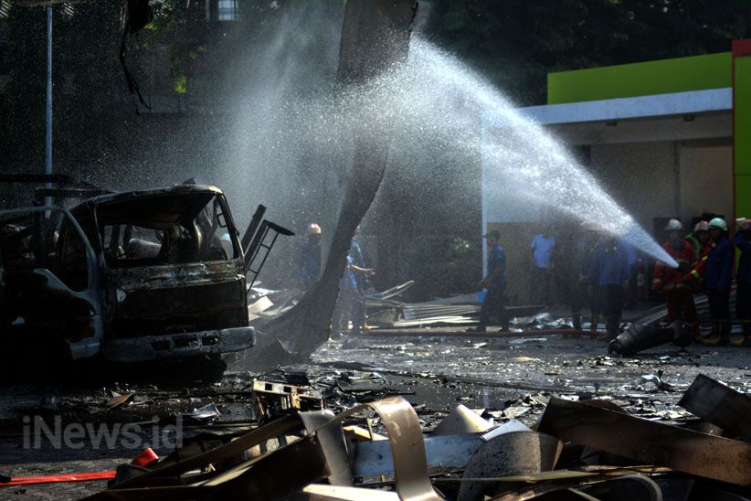 Korban Tewas Kebakaran SPBU Sidoarjo Dievakuasi - Bagian 6