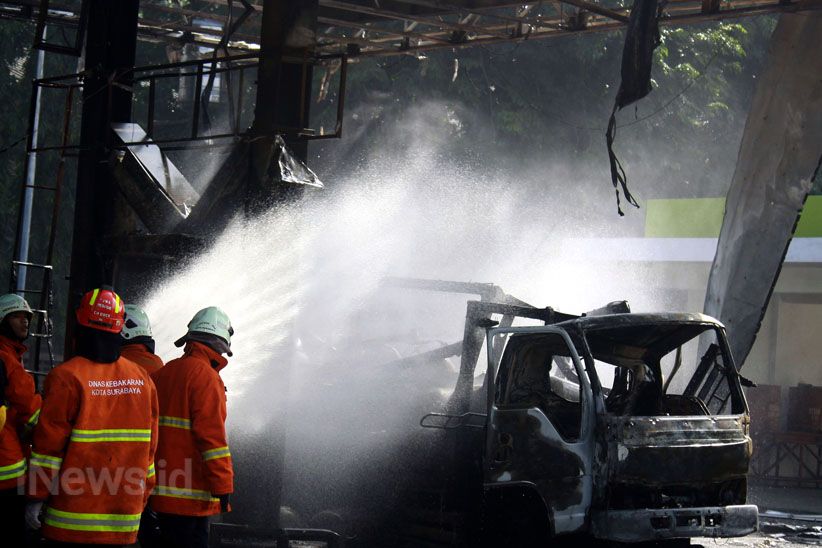Korban Tewas Kebakaran SPBU Sidoarjo Dievakuasi - Bagian 5