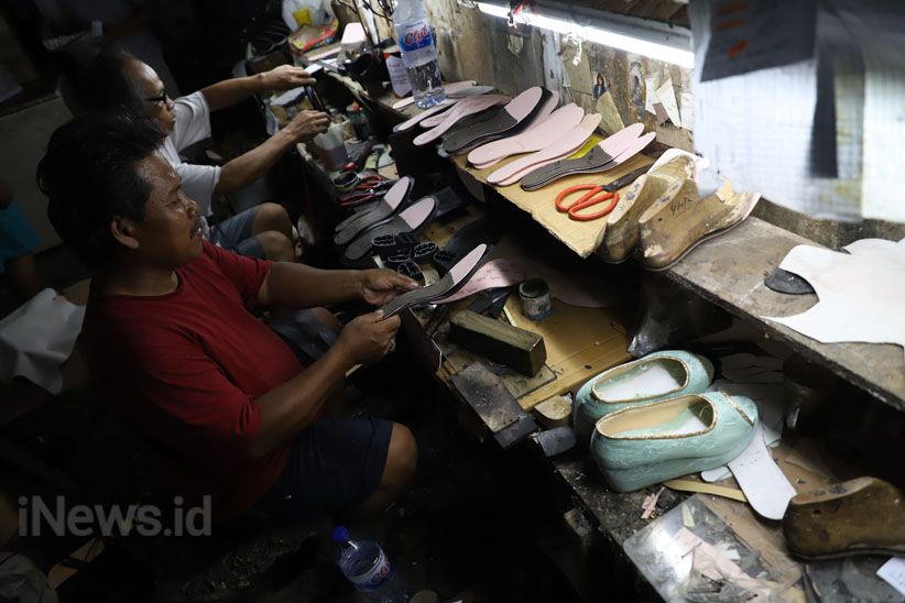 Melihat Pembuatan Sepatu Industri Rumahan - Bagian 2