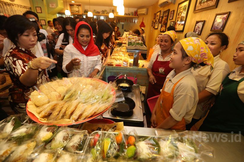 Puti Guntur Cari Dukungan Warga Tionghoa di Pasar Atom Surabaya - Bagian 6