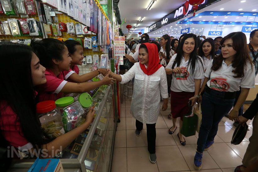 Puti Guntur Cari Dukungan Warga Tionghoa di Pasar Atom Surabaya - Bagian 1