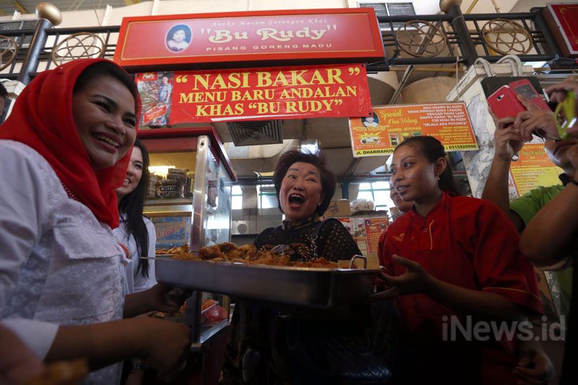 Puti Guntur Cari Dukungan Warga Tionghoa di Pasar Atom Surabaya - Bagian 2