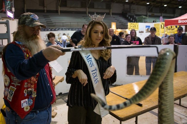 Wanita Texas Ini Dikepung Ribuan Ular Derik - Bagian 14
