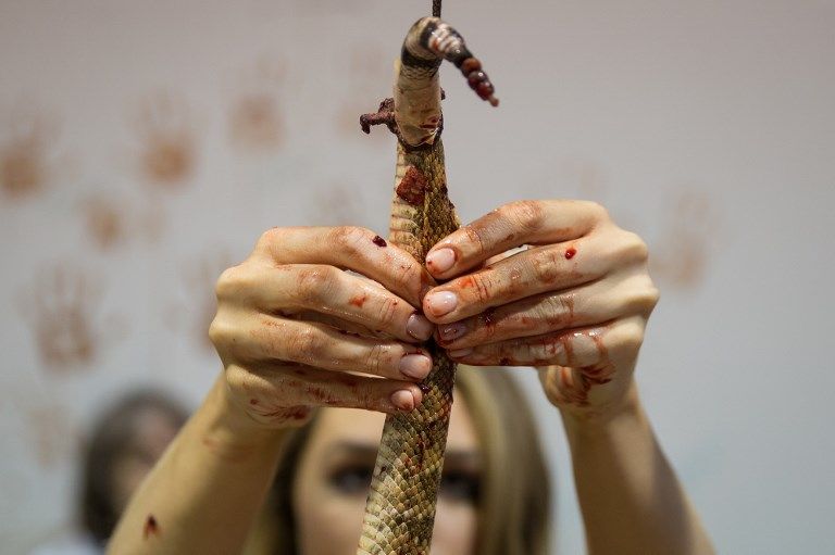 Wanita Texas Ini Dikepung Ribuan Ular Derik - Bagian 5