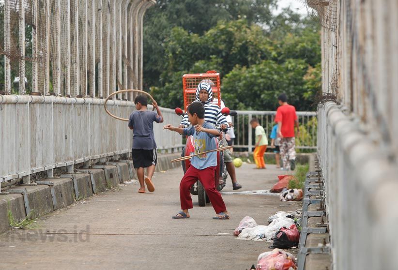 Aksi Nekat Pemotor Potong Jalan Naik JPO - Bagian 2