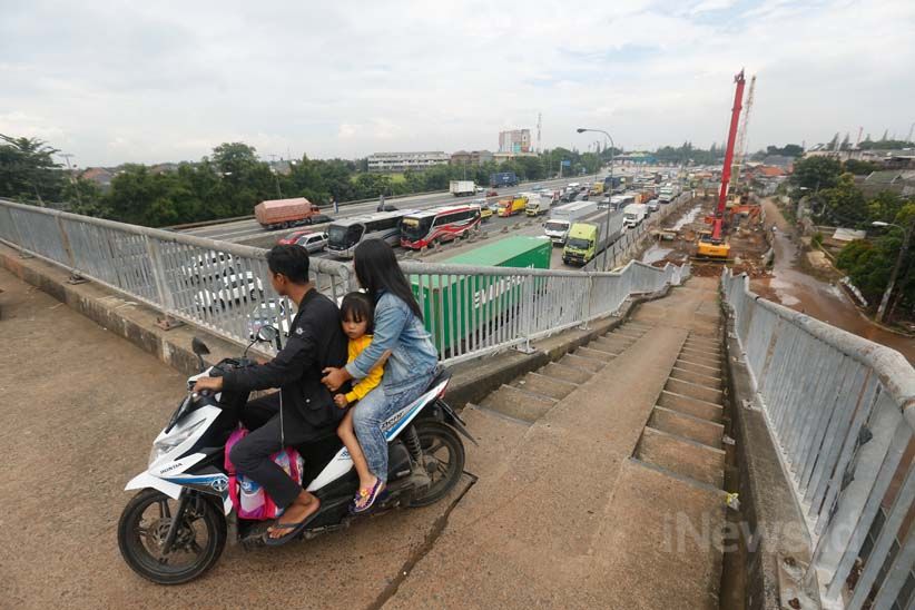 Aksi Nekat Pemotor Potong Jalan Naik JPO - Bagian 7