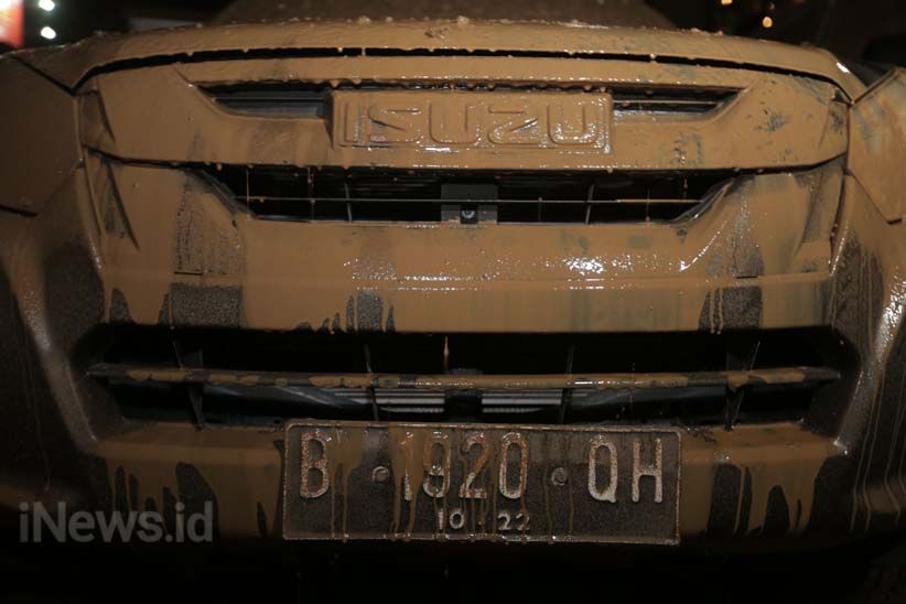 Lumpur Menyembur dari Pipa Gas Bocor yang Terkena Bor Proyek LRT - Bagian 3