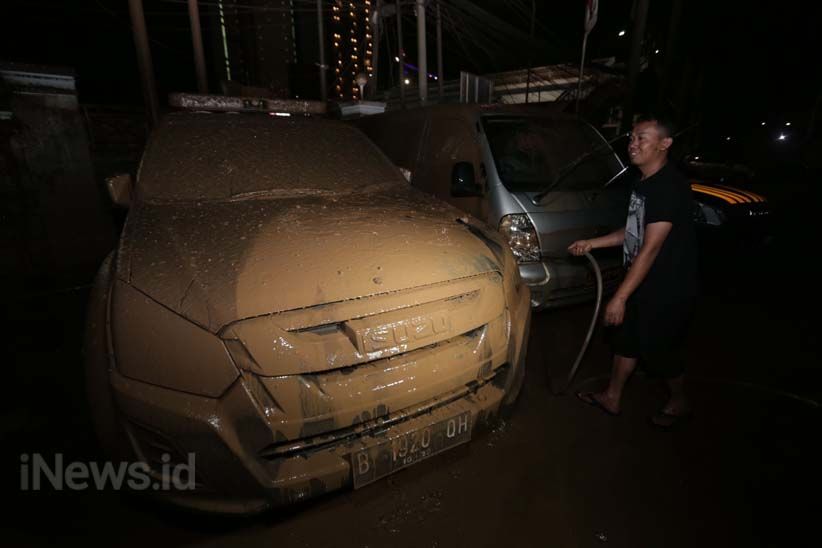 Lumpur Menyembur dari Pipa Gas Bocor yang Terkena Bor Proyek LRT - Bagian 1