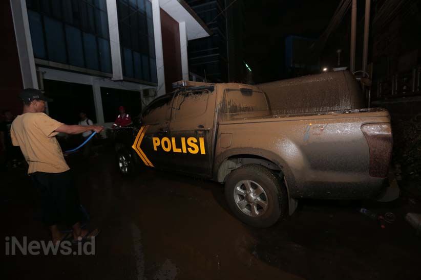 Lumpur Menyembur dari Pipa Gas Bocor yang Terkena Bor Proyek LRT - Bagian 2