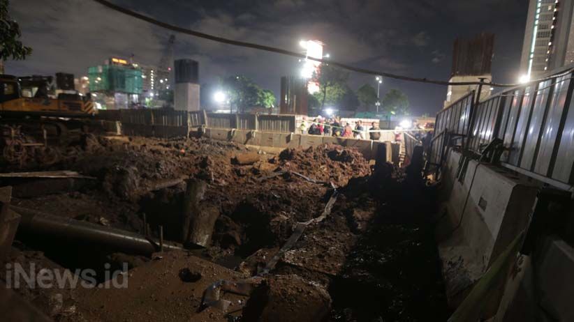 Lumpur Menyembur dari Pipa Gas Bocor yang Terkena Bor Proyek LRT - Bagian 4