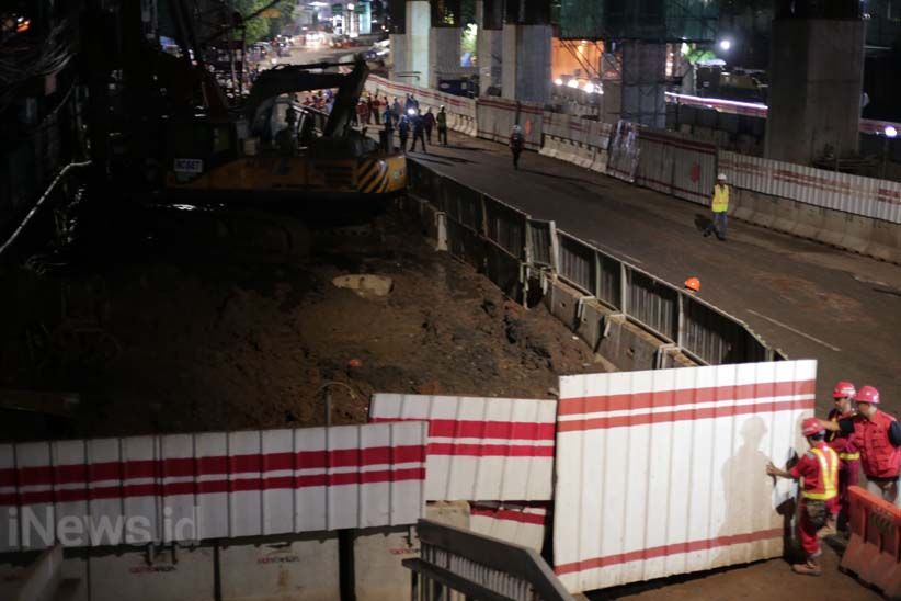 Lumpur Menyembur dari Pipa Gas Bocor yang Terkena Bor Proyek LRT - Bagian 5