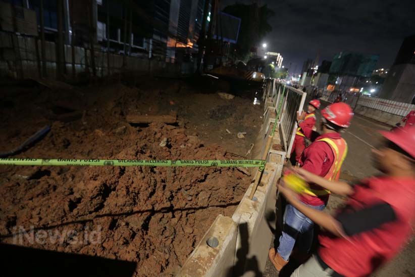 Lumpur Menyembur dari Pipa Gas Bocor yang Terkena Bor Proyek LRT - Bagian 6