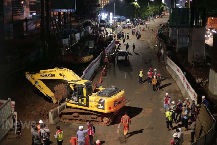 Lumpur Menyembur dari Pipa Gas Bocor yang Terkena Bor Proyek LRT - Bagian 8