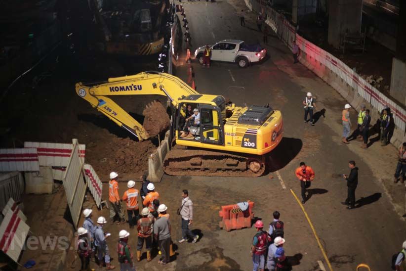 Lumpur Menyembur dari Pipa Gas Bocor yang Terkena Bor Proyek LRT - Bagian 9