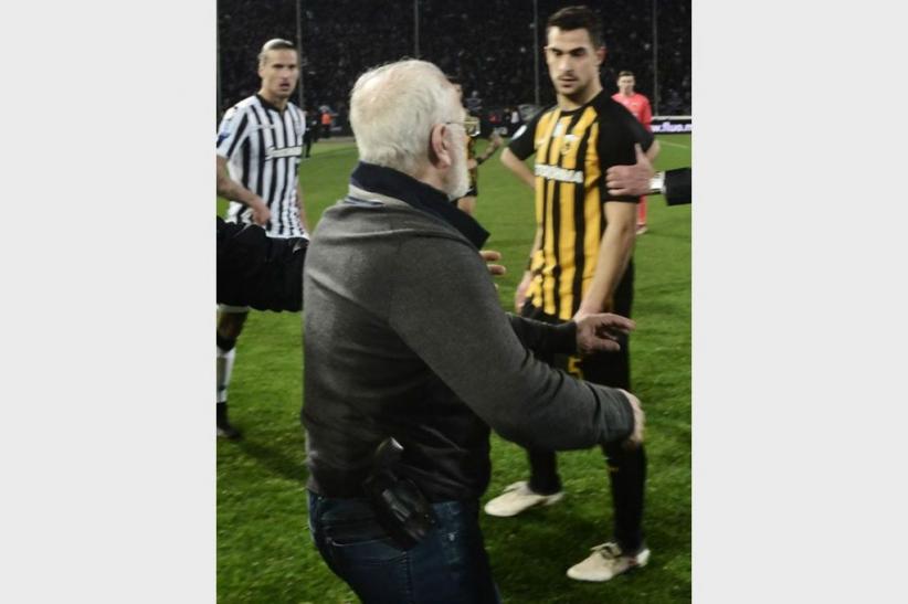 Presiden Klub Protes Sambil Bawa Pistol ke Lapangan, Sepakbola Liga Yunani Dihentikan - Bagian 3