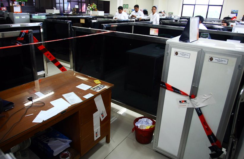 Usai OTT, Sejumlah Ruangan PN Tangerang Disegel KPK - Bagian 2