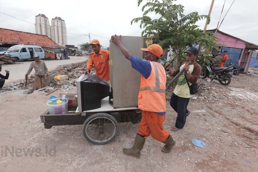 Warga Kampung Akuarium Mulai Tempati Penampungan Sementara - Bagian 4