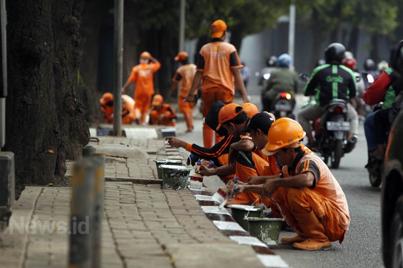 Melihat Kekompakan Pasukan Oranye Cat Ulang Trotoar Rasuna Said - Bagian 5