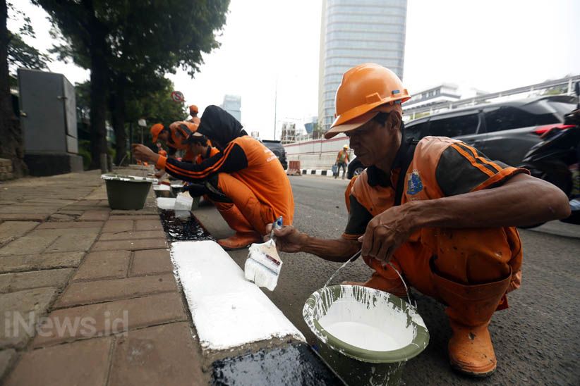 Melihat Kekompakan Pasukan Oranye Cat Ulang Trotoar Rasuna Said - Bagian 4