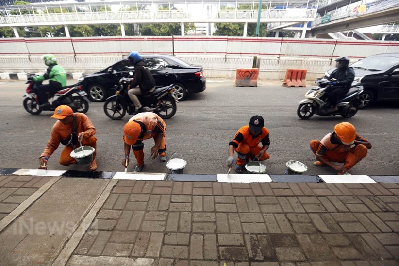 Melihat Kekompakan Pasukan Oranye Cat Ulang Trotoar Rasuna Said - Bagian 3