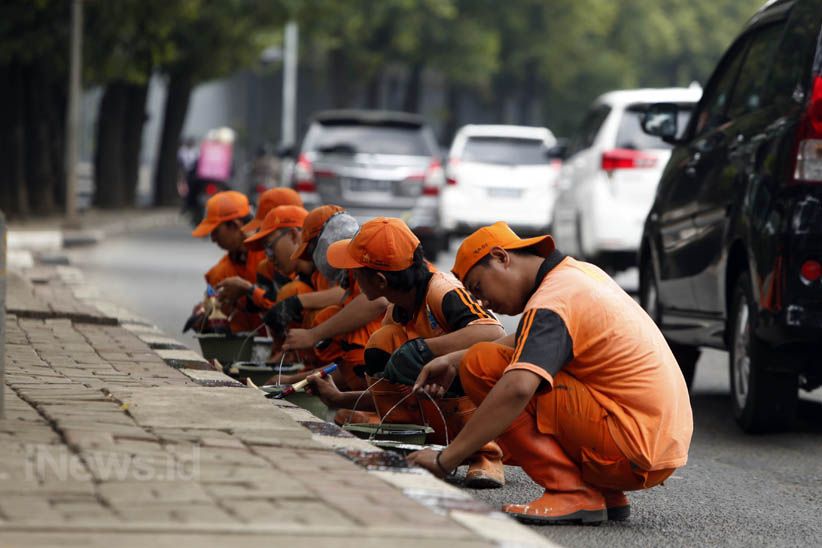 Melihat Kekompakan Pasukan Oranye Cat Ulang Trotoar Rasuna Said - Bagian 2