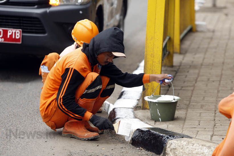 Melihat Kekompakan Pasukan Oranye Cat Ulang Trotoar Rasuna Said - Bagian 7