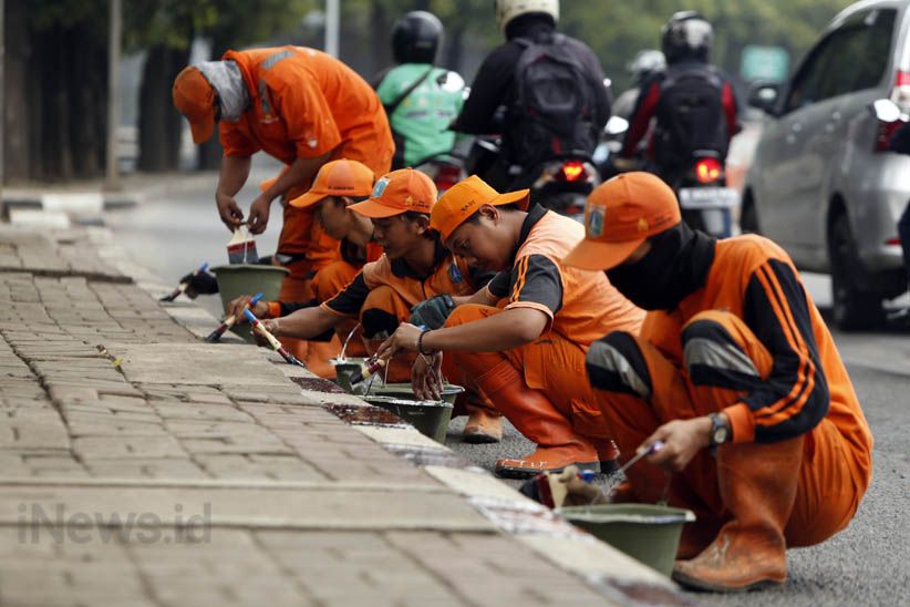 Melihat Kekompakan Pasukan Oranye Cat Ulang Trotoar Rasuna Said - Bagian 1