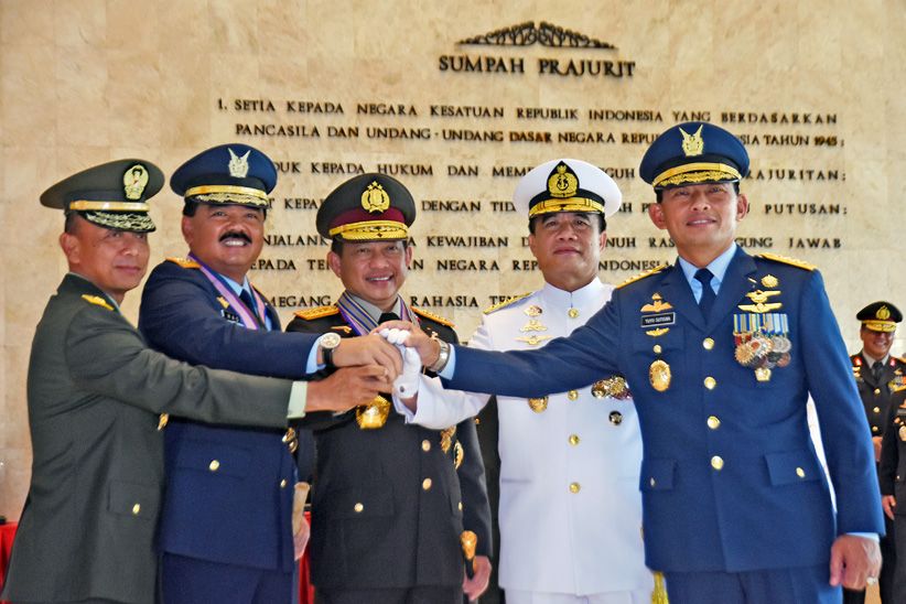 Kapolri Terima 3 Tanda Bintang Kehormatan dari Panglima TNI - Bagian 1